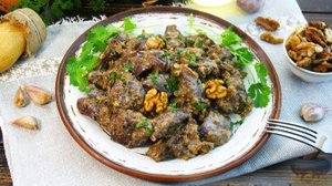 В кавказском стиле.
ПЕЧЕНЬ С ГРЕЦКИМИ ОРЕХАМИ В СОУСЕ