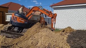 HITACHI миниэкскаватор грузит ЗИЛа