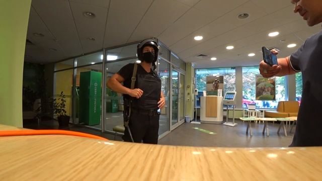 Сбербанк. Вневедомственная охрана быкует. Не выдают деньги! смотреть онлайн