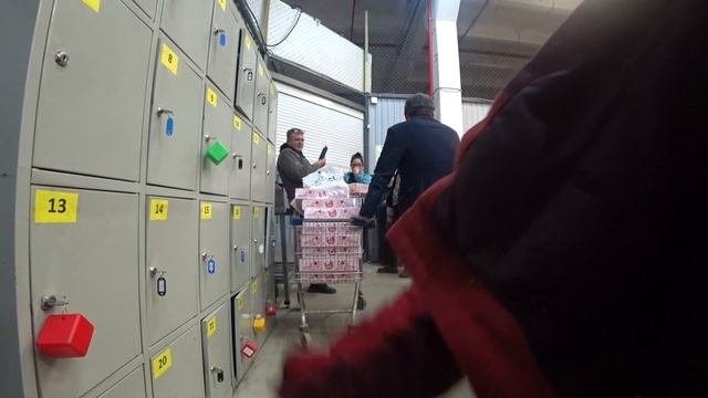 КОНЧЕНЫЙ ОХРАННИК ВИТАМИНЫЧ ОТЖИГАЕТ В ТУХЛОМ ДОБРОЦЕНЕ смотреть онлайн