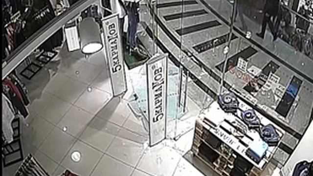 в ТЦ Щука упала стеклянная дверь (никто не пострадал) смотреть онлайн