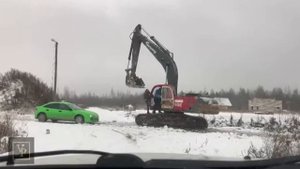 Водитель экскаватора разбил машину своим обидчикам