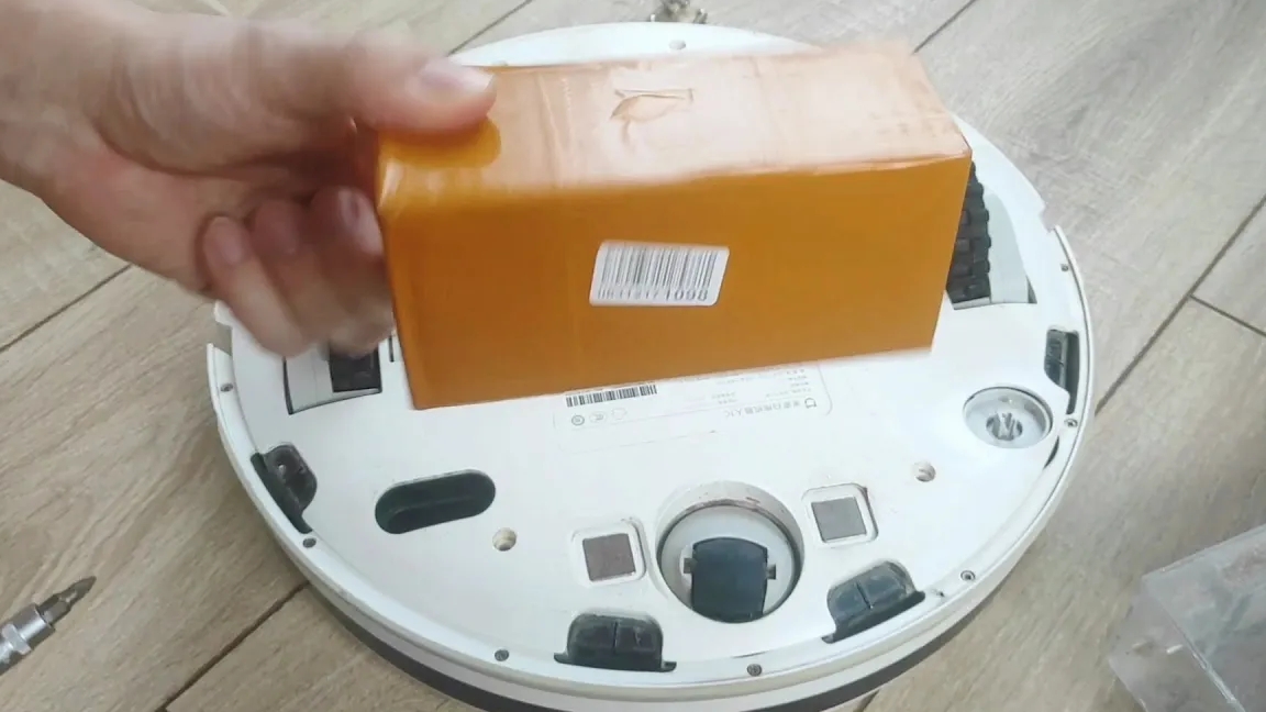 замена аккумулятора на роботе пылесосе xiaomi смотреть онлайн