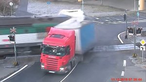 Поезд сбивает фуру на ж\д переезде в Чехии