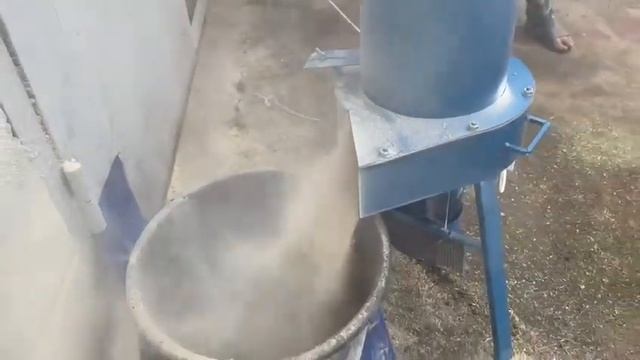 Работа СЕНОРЕЗКИ + ЗЕРНОДРОБИЛКА (производительность дробления около 1 тонны)