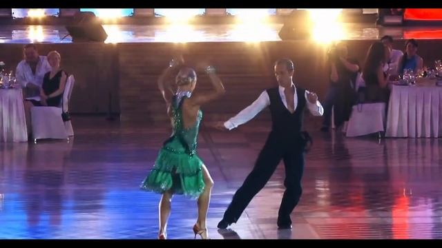 Танцуют Riccardo Cocchi & Yulia Zagoruychenko ! Как родная меня мать провожала ! Золотая стрела смотреть онлайн