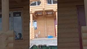 шлифовка и покраска дома из оцилиндрованного бревна