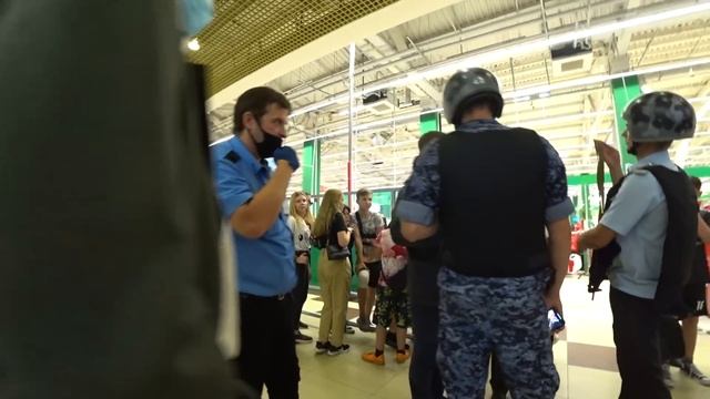 Росгвардия и их беспредел в Ашане! Охрана крутит покупателя! смотреть онлайн