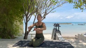 Тренировка на плечевой пояс, спину и грудной отдел с фитнес-резинкой. Силовые упражнения 15 минут.