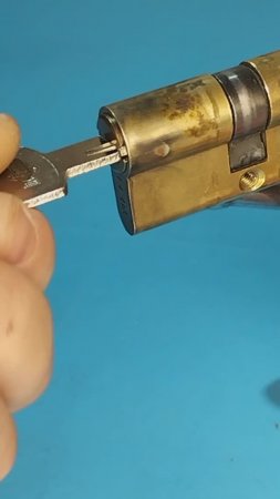 Как открыть дверь, если ключ не проворачивается