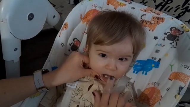 Чистим зубы  младенцу