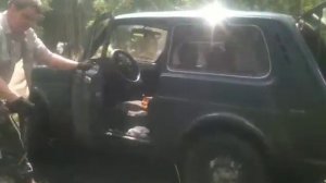 Вытаскиваем НИВУ из колеи ручной лебедкой ЛР-1.6