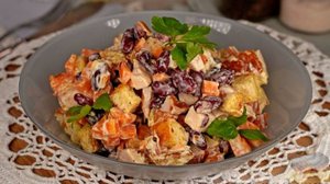 Поедим, похрустим. 
САЛАТ С КУРИЦЕЙ, ФАСОЛЬЮ И СУХАРИКАМИ
