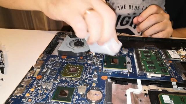 КАК САМОМУ ПОМЕНЯТЬ ТЕРМОПАСТУ НА НОУТБУКЕ?БЫСТРО И ПРОСТО TOSHIBA SATELLITE L850 смотреть онлайн