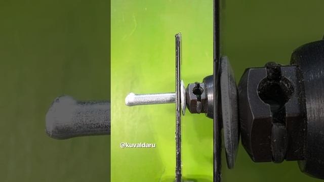 Аккумуляторный заклепочный пистолет от компании Makita в действии 😎👍