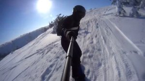 Мороз, сноуборд на ледяном склоне словил задний кант.