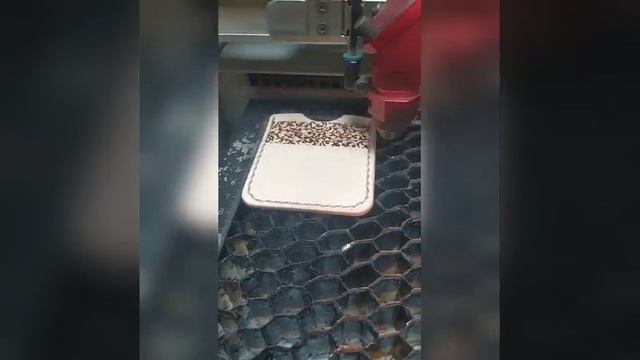 Лазерная гравировка кожи - гравировка чехла для подставки под сигару смотреть онлайн