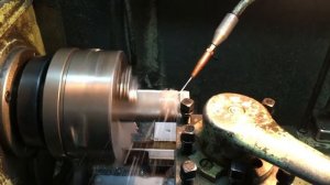 Отрезание заготовки на токарном станке ЛТ10М с автоподачей