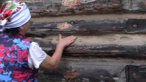 Коллективная помощь по обмазыванию глиной дома у башкир в д. Юмашево Баймакского района РБ