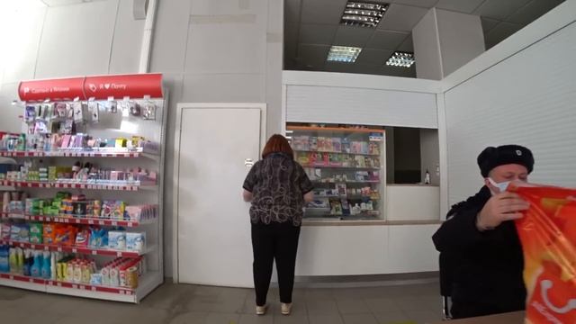 Сотрудник Почта банка набросился на посетителя, участковый мусор быкует! смотреть онлайн