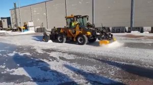 Скалыватель льда в работе. Ротоватор на минипогрузчике.