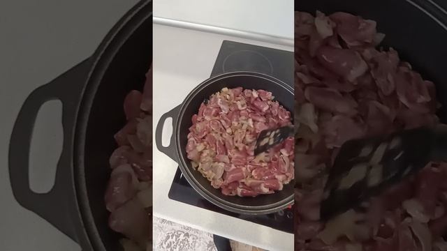Тушëные куриные сердечки в сметанном соусе.