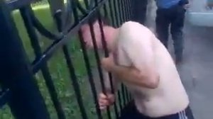 Ахаха ;D Голова застряла в заборе! ВСЕМ СМОТРЕТЬ!