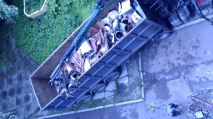 Погрузка металлолома в кузов ломовоза - сайт УкрМеталлолом.ком.юа