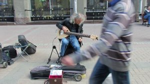 Гитарист играет на Старом Арбате.