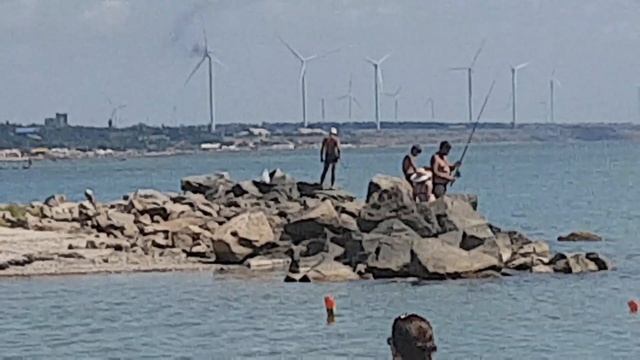 В Приморске горит ветряк Ахметова смотреть онлайн