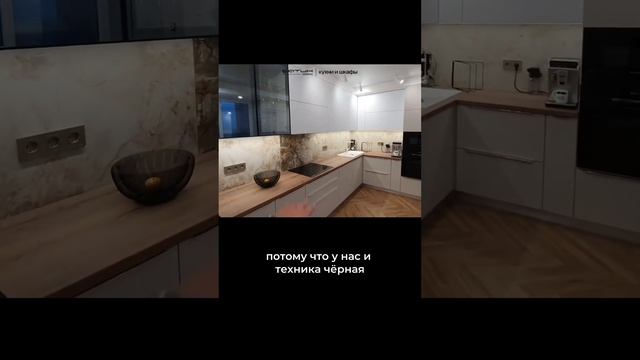 Яркий акцент на кухне - это фасад с витриной Marti Glass #кухни #липецк #мебель смотреть онлайн