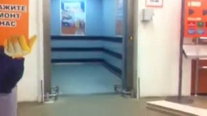 Застрявший лифт в ТЦ Мега.