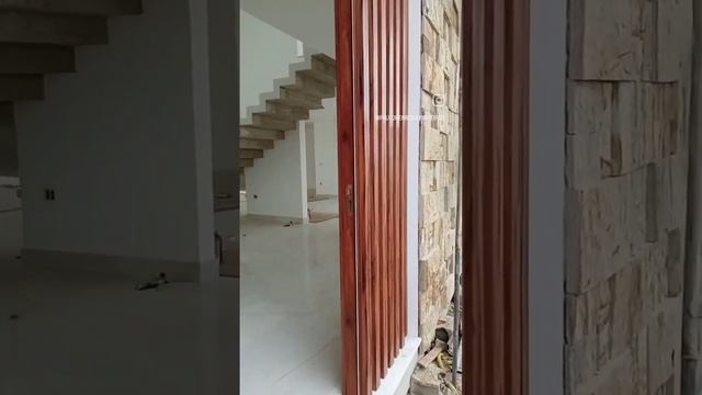 porta pivotante em ACM ripado na cor jatobá com estrutura 100% alumínio смотреть онлайн