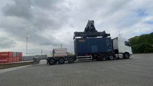 Погрузка кальмаром 20 футовых контейнеров на контейнеровоз днем