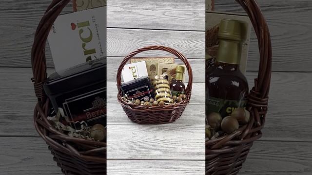 Подарочная корзина «Чайная пауза» / Подарочный набор с орехами для женщин