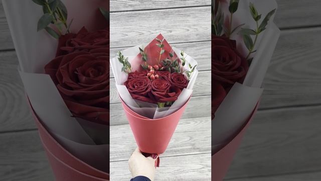 Букет из цветов красных роз «Страстный комплимент» / Подарок для девушки на 8 марта