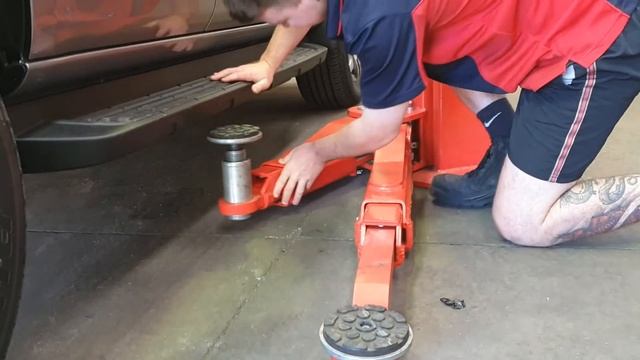 Safe vehicle lifting by MOLNAR Hoists and Lifts смотреть онлайн