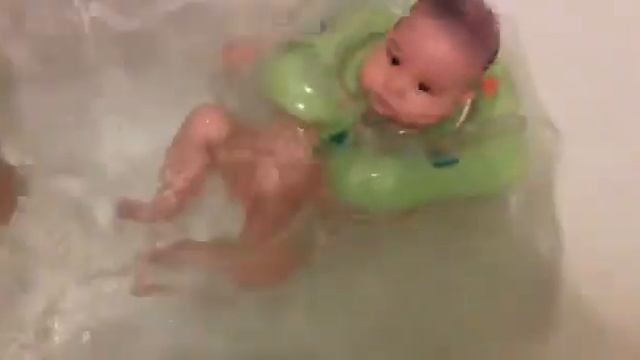 Баяман 4месяц 2017год Плавание с баллончиком смотреть онлайн