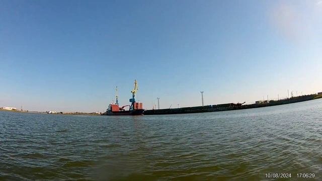 2024_08_10.
Азовское море.
Проплыли мимо недостроенной нефтяной вышки.
Зашли в порт Темрюк!
