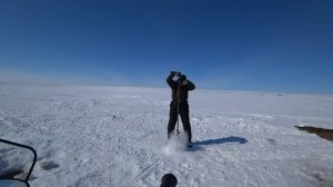 Бурим лунки на озере