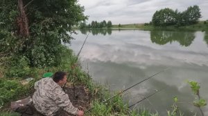 ОТЛИЧНАЯ РЫБАЛКА НА ПОПЛАВОК НА ОЗЕРЕ. КАРАСИ РАДУЮТ СВОЕЙ ПОКЛЕВКОЙ. РЫБАЛКА 2024.