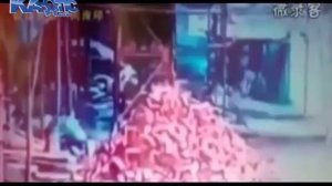 Ужасно   Человек Раздавлен Гидравлическим Прессом На Работе