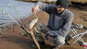 Поймал первого в жизни СОМА. Рыбалка на КАРАСЯ в Хабаровске. Ловил на червя/кукурузу. Река Сита.