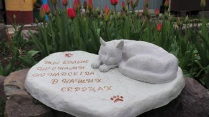 Памятник коту (кошке). Цельнолитой мрамор.