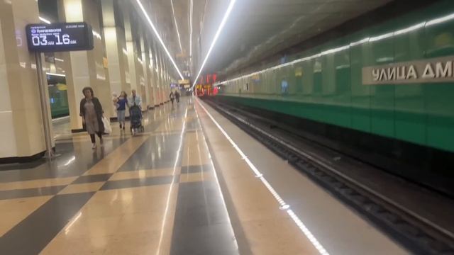 Лифт и электропоезда «Москва 2019», на станции метро Улица Дмитриевского (НекЛ) // 18 мая 2023 года