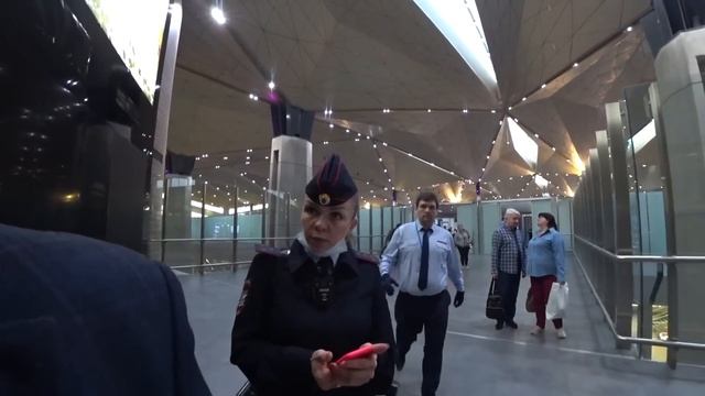 ДЕРЗКАЯ тупая МУСОРША / АЭРОПОРТ Пулково смотреть онлайн