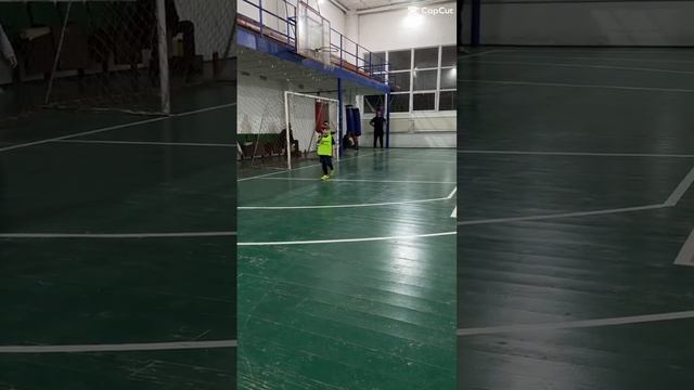 Так проходят тренировки малышей⚽️
Любовь к футболу, она такая… 
Закаляет характер, вырабатывает стой
