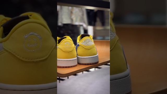 Модель Travis Scott x Air Jordan 1 Low OG "Canary"