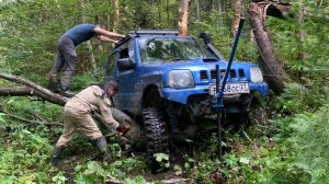 По лесам на Jimny в одну машину