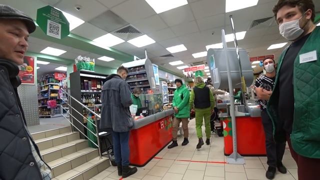 Дерзкий, наглый охранник и админ грабят покупателя, орут матом, уезжают в отдел! смотреть онлайн